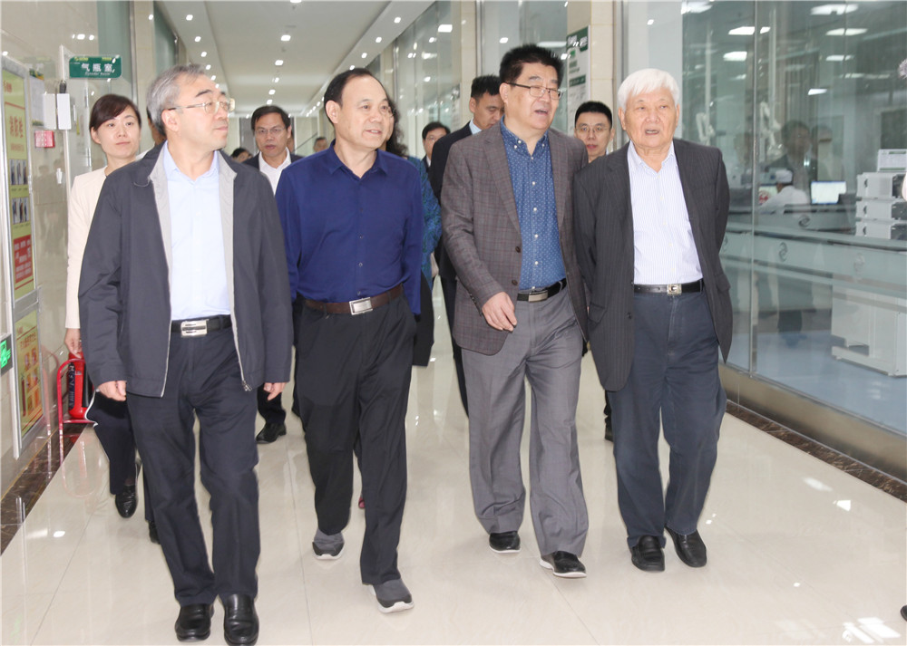 金胜集团名誉董事长高凤山陪同中国工程院院士,河南省农业科学院院长