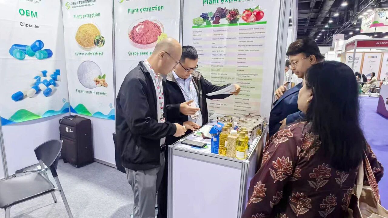 其一，天然植物提取物原料家族备受青睐.jpg